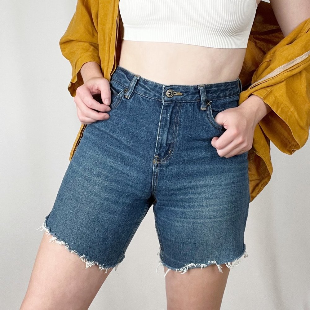 Vintage High Rise Ribcage Distressed Raw Hem Cut Off Wedgie Denim Jean Shorts - Picture 4 of 6